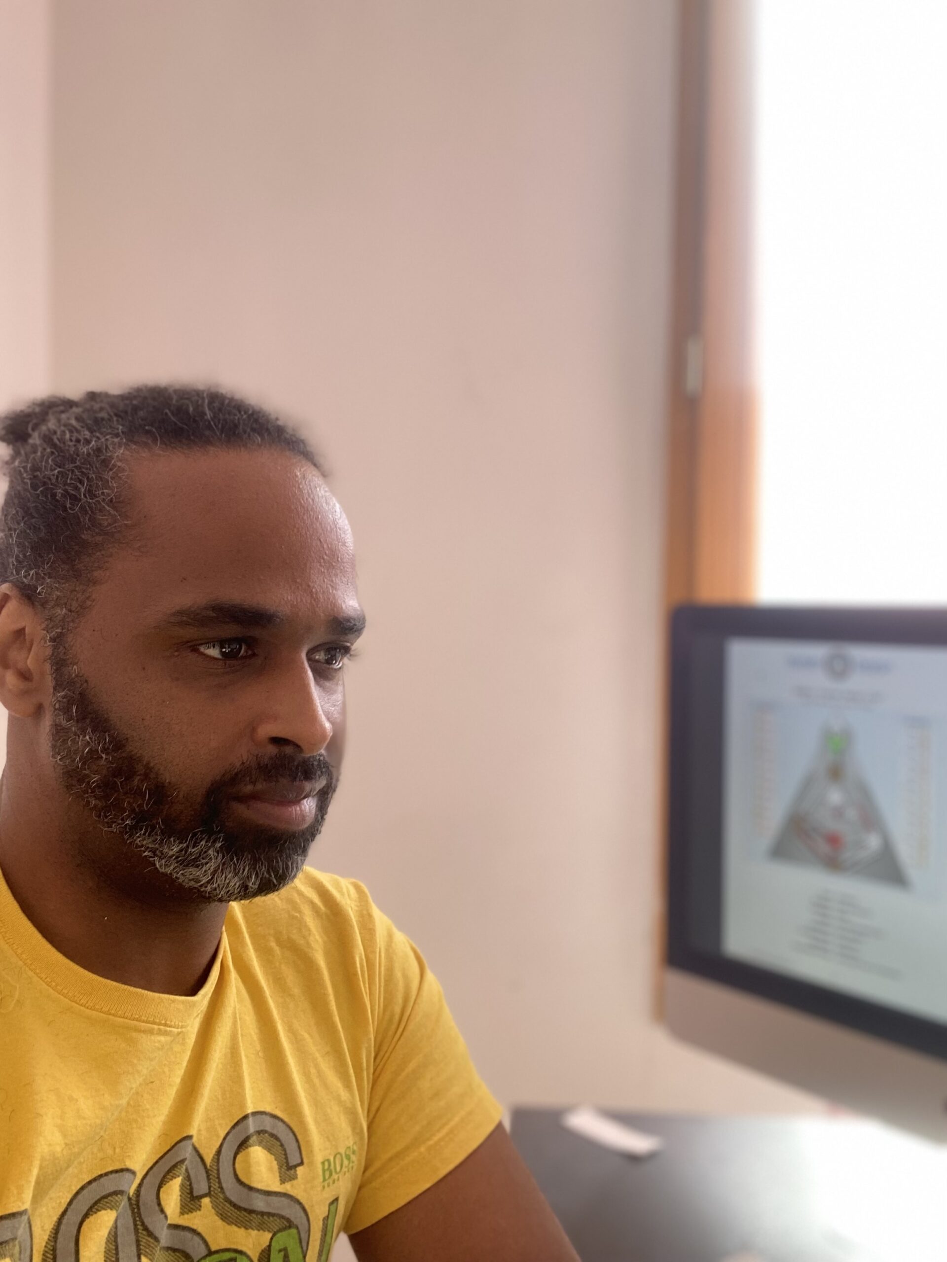 Adelino Neves au bureau, posture calme et concentrée